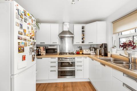 17d Wellington Gardens, London, SE7 7PJ