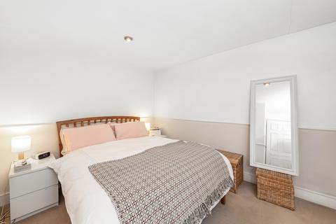 17d Wellington Gardens, London, SE7 7PJ