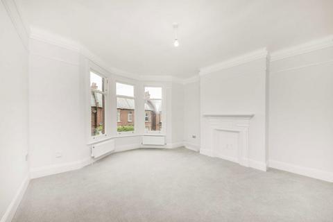 2 bedroom flat to rent, Radbourne Road, London SW12