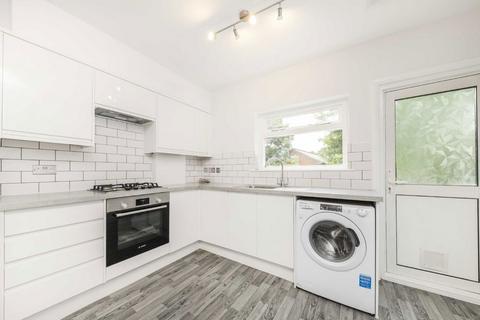 2 bedroom flat to rent, Radbourne Road, London SW12