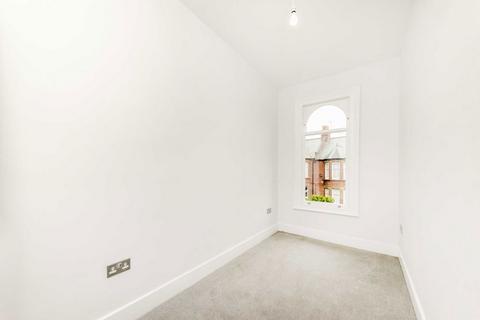 2 bedroom flat to rent, Radbourne Road, London SW12