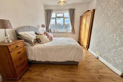 4 Field Top, Brighouse, HD6 4EQ