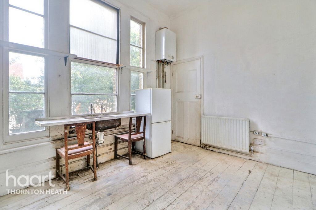 https://media.onthemarket.com/properties/16137724/1518536907/image-3-1024x1024.jpg