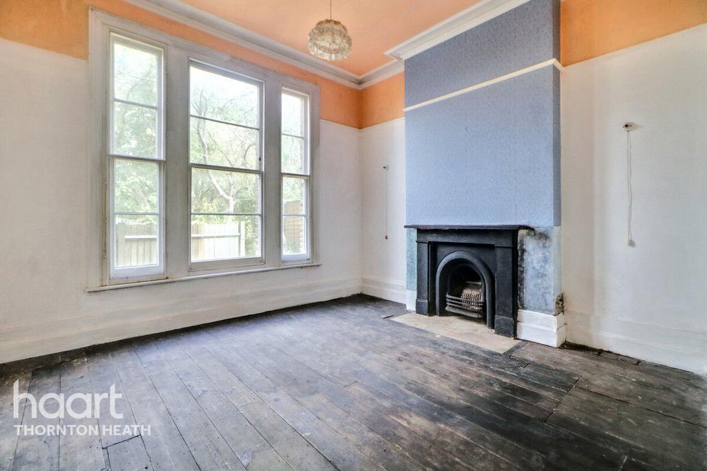 https://media.onthemarket.com/properties/16137724/1518536907/image-5-1024x1024.jpg