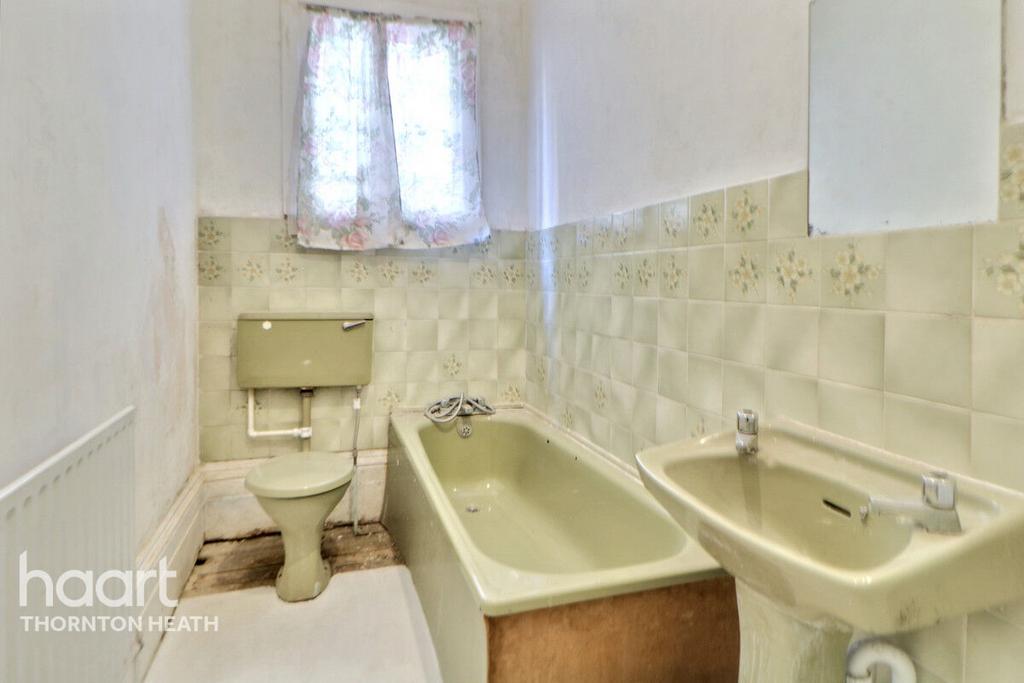 https://media.onthemarket.com/properties/16137724/1518536907/image-8-1024x1024.jpg