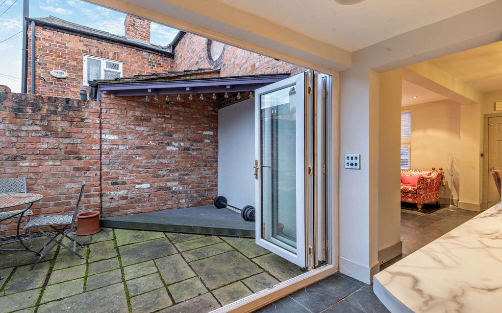 Thru To courtyard