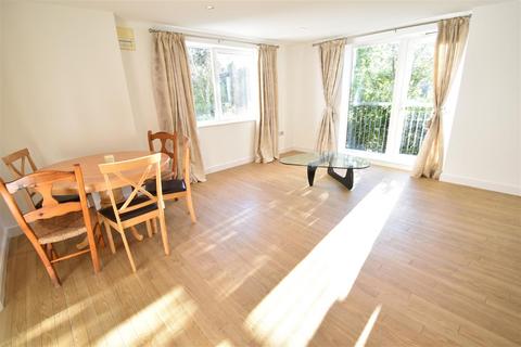 2 bedroom flat to rent, Lamberts Road, Surbiton