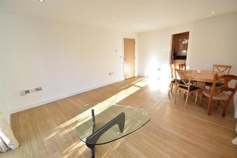 2 bedroom flat to rent, Lamberts Road, Surbiton