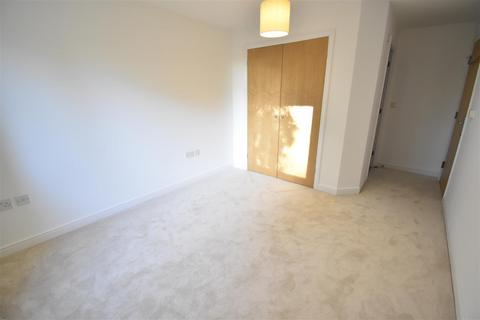 2 bedroom flat to rent, Lamberts Road, Surbiton