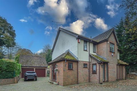 4 bedroom detached house for sale, Lakeside Crescent, Brentwood