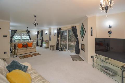 4 bedroom detached house for sale, Lakeside Crescent, Brentwood