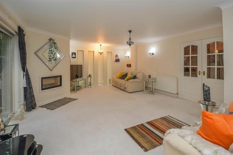 4 bedroom detached house for sale, Lakeside Crescent, Brentwood