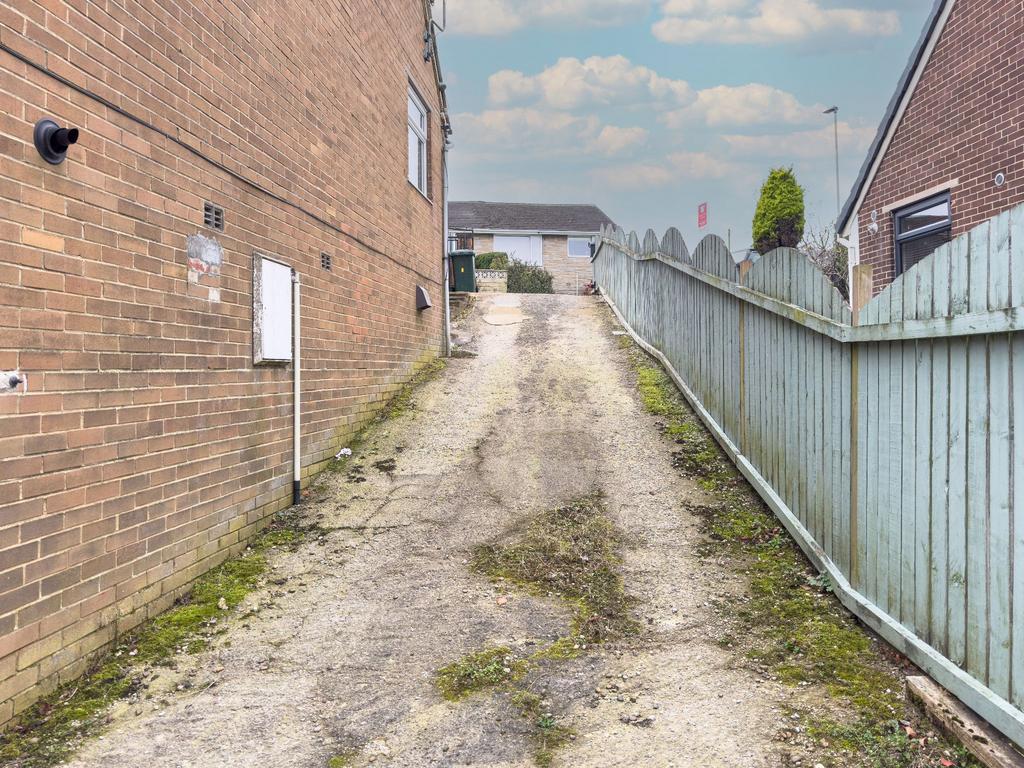 Driveway ample off road parking