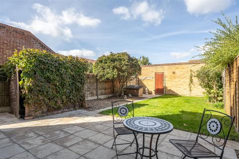 3 bedroom end of terrace house for sale, Field Common Lane, Walton-On-Thames