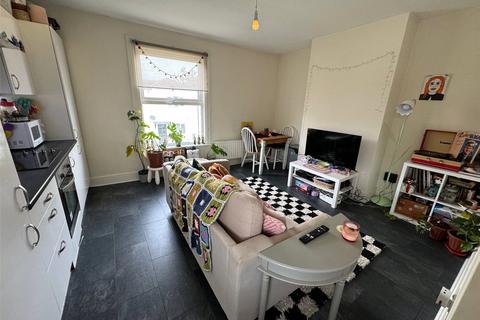 2 bedroom flat to rent, Cambridge Road, Hampshire SO14