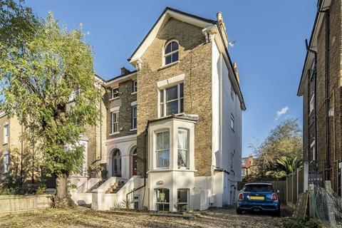 3 bedroom flat to rent, Manor Park, London SE13