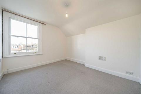 3 bedroom flat to rent, Manor Park, London SE13