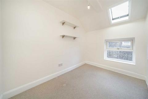 3 bedroom flat to rent, Manor Park, London SE13