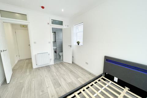 Studio to rent, Arnold Road, London N15