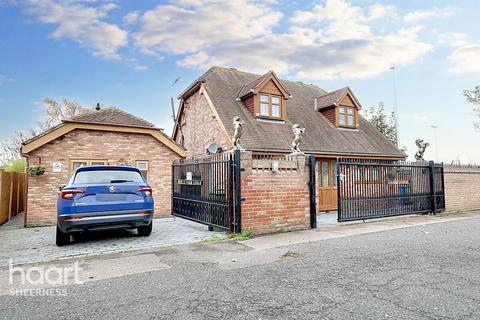 4 bedroom detached house for sale, Queenborough Road, Halfway