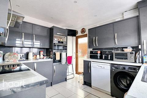 4 bedroom detached house for sale, Queenborough Road, Halfway