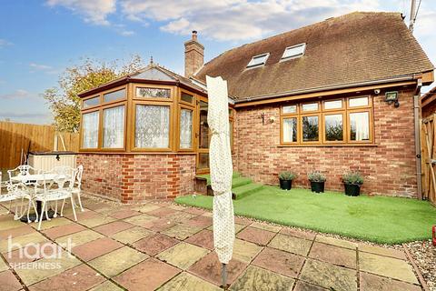 4 bedroom detached house for sale, Queenborough Road, Halfway