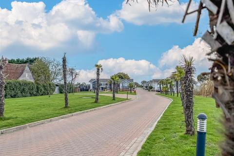 2 bedroom park home for sale, Kingsmans Farm Road, Hockley SS5