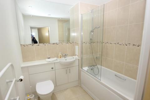 2 bedroom apartment to rent, Guildford Road, Woking GU22