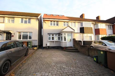 3 bedroom end of terrace house to rent, St. Philips Avenue, Worcester Park KT4