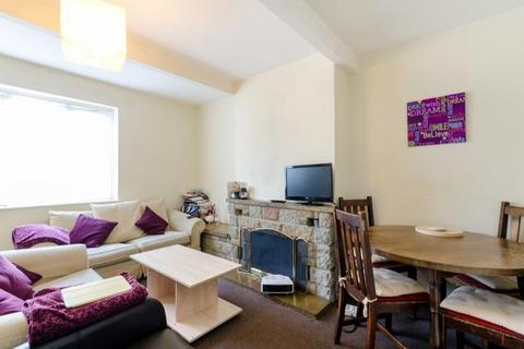 3 bedroom flat for sale, Raymond Crescent, Guildford, Surrey, GU2