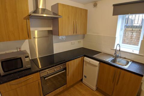 3 bedroom flat to rent, Mitford Road, Manchester M14