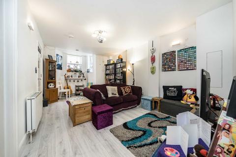 2 bedroom flat for sale, Knollys Road, London SW16