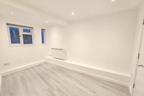 1 bedroom flat to rent, High Street, Banstead SM7