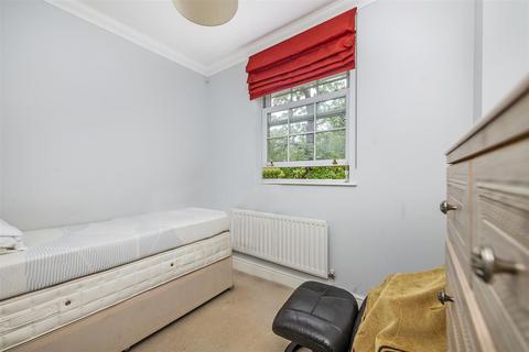 62 Chapman Square, London, SW19 5QU