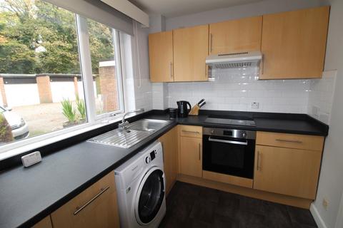 2 bedroom apartment to rent, Foxhill Court, LS16