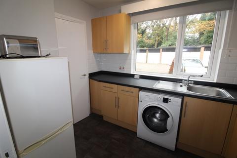 2 bedroom apartment to rent, Foxhill Court, LS16