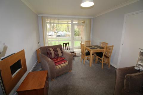 2 bedroom apartment to rent, Foxhill Court, LS16