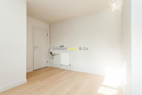 Studio to rent, Stoke Newington High Street, London N16