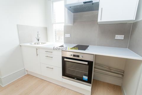 Studio to rent, Stoke Newington High Street, London N16