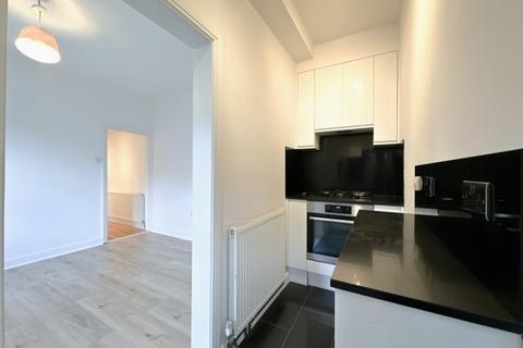 3 bedroom flat to rent, Perry Rise Forest Hill SE23