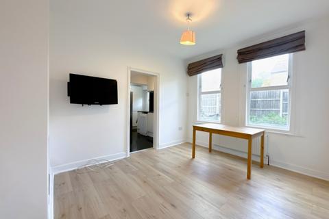 3 bedroom flat to rent, Perry Rise Forest Hill SE23