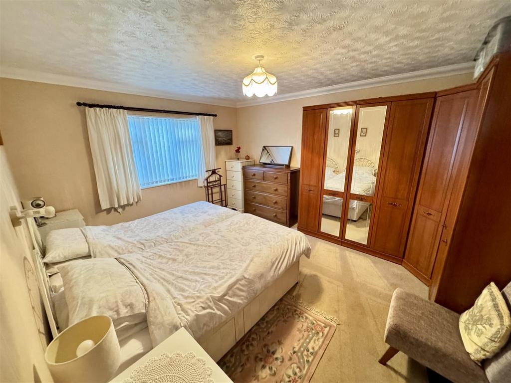 Front bedroom 2