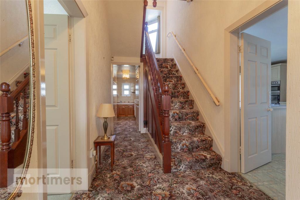 https://media.onthemarket.com/properties/16138729/1518552327/image-15-1024x1024.jpg