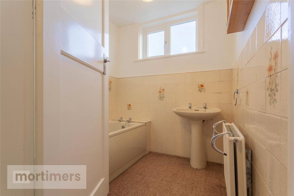 https://media.onthemarket.com/properties/16138729/1518552327/image-27-1024x1024.jpg