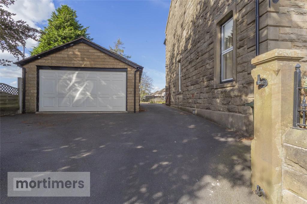 https://media.onthemarket.com/properties/16138729/1518552327/image-33-1024x1024.jpg