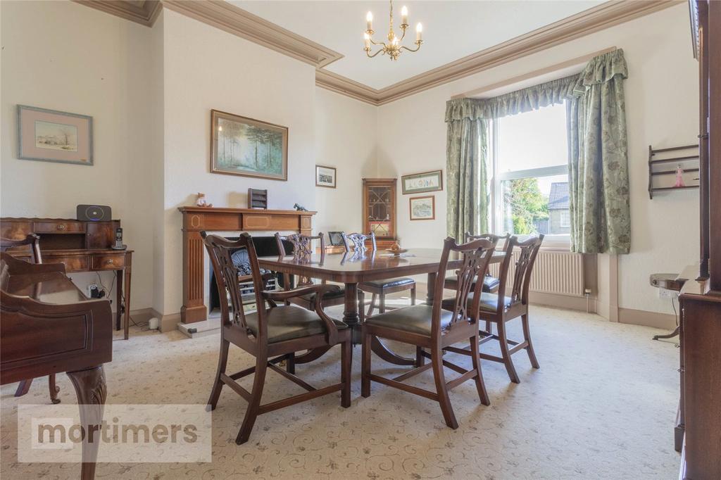 https://media.onthemarket.com/properties/16138729/1518552327/image-5-1024x1024.jpg