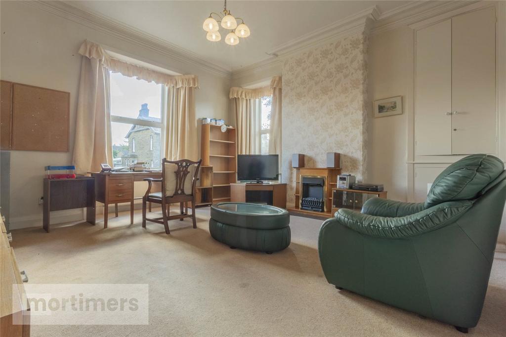 https://media.onthemarket.com/properties/16138729/1518552327/image-8-1024x1024.jpg