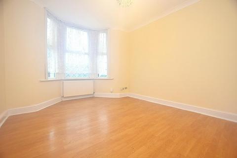 3 bedroom flat to rent, Central Park Road, London, E6