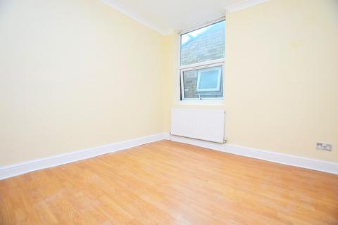 3 bedroom flat to rent, Central Park Road, London, E6