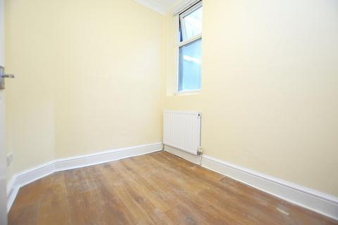 3 bedroom flat to rent, Central Park Road, London, E6